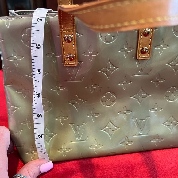 Louis Vuitton Monogram Vernis Reade PM tote bag in sage green patent leather. - Picture 11 of 17